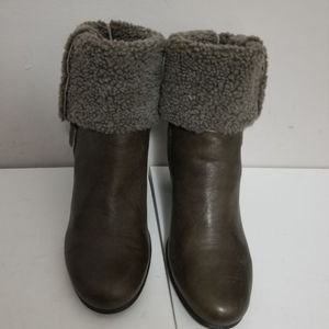 Women's ECCO leather winter heel booties size 9.5, like new